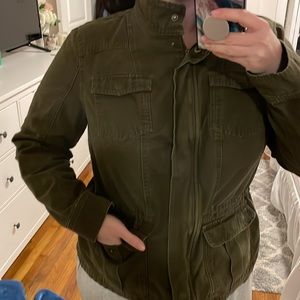 Army green light jacket with four pockets comfy ties tight around waist